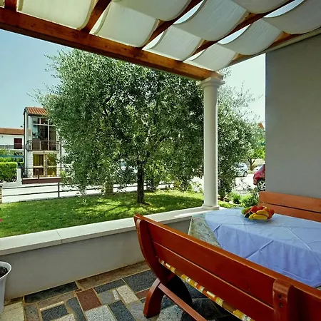 Sunny Coastal Escape With Shared Garden * أوماغ