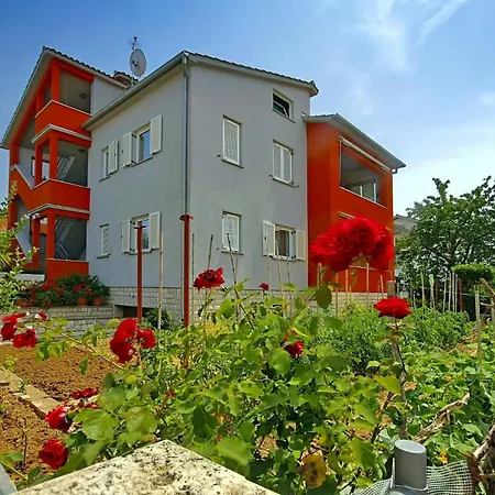 Sunny Coastal Escape With Shared Garden