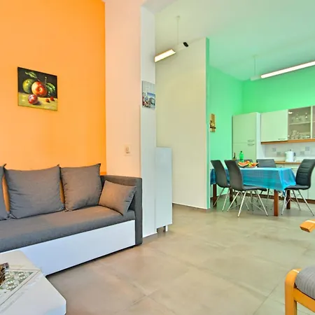 Apartament Sunny Coastal Escape With Shared Garden *