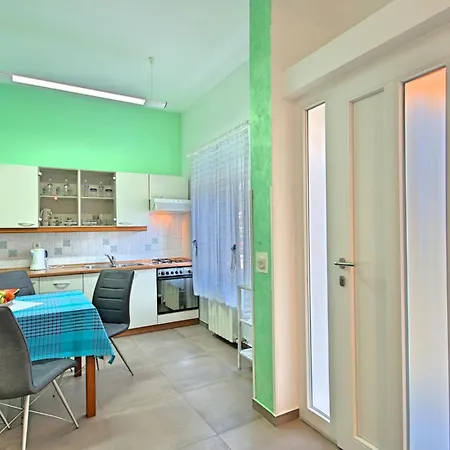 Apartament Sunny Coastal Escape With Shared Garden