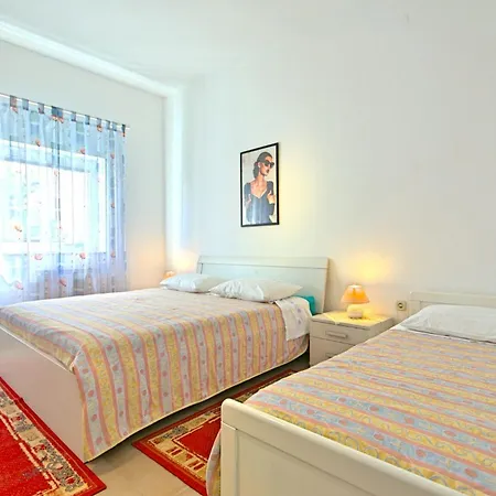 Apartament Sunny Coastal Escape With Shared Garden *