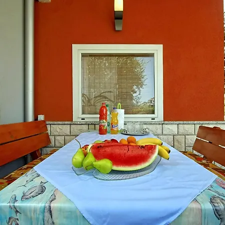 Apartament Sunny Coastal Escape With Shared Garden