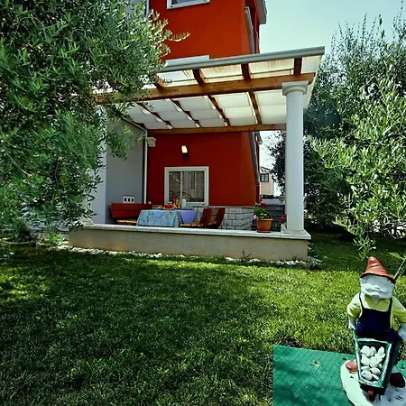 Sunny Coastal Escape With Shared Garden شقة أوماغ