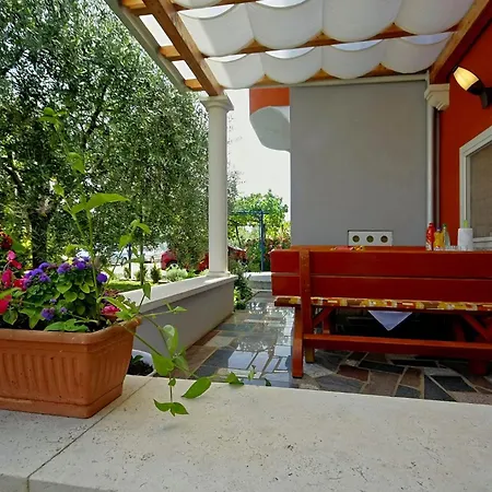 Sunny Coastal Escape With Shared Garden Apartament