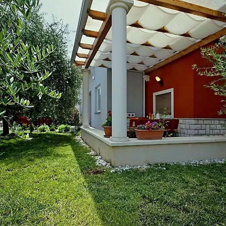 Sunny Coastal Escape With Shared Garden Umag