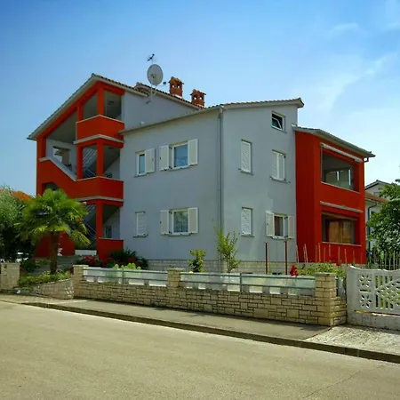 Sunny Coastal Escape With Shared Garden Apartament *