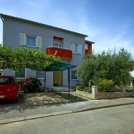Sunny Coastal Escape With Shared Garden * أوماغ