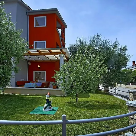 Sunny Coastal Escape With Shared Garden Apartament Umag