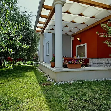 Sunny Coastal Escape With Shared Garden شقة أوماغ
