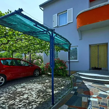 Sunny Coastal Escape With Shared Garden Apartament