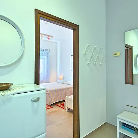Sunny Coastal Escape With Shared Garden شقة