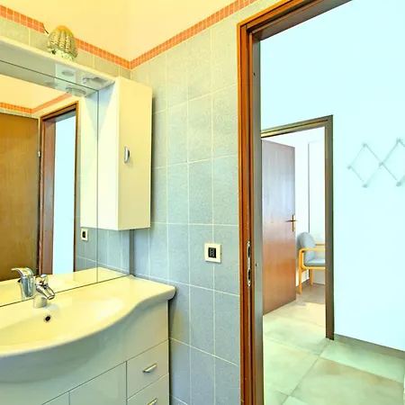 Sunny Coastal Escape With Shared Garden شقة