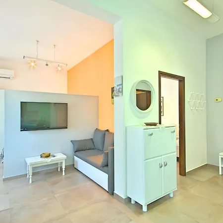 Sunny Coastal Escape With Shared Garden Apartment Umag