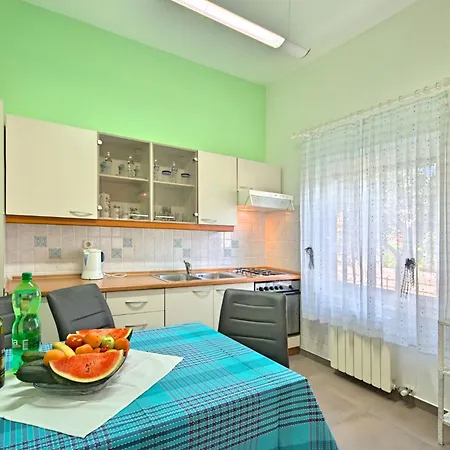 Sunny Coastal Escape With Shared Garden Apartament Umag