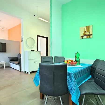 Apartament Sunny Coastal Escape With Shared Garden