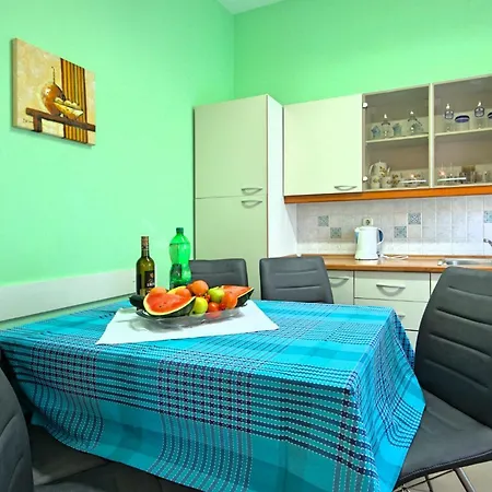 Apartament Sunny Coastal Escape With Shared Garden *