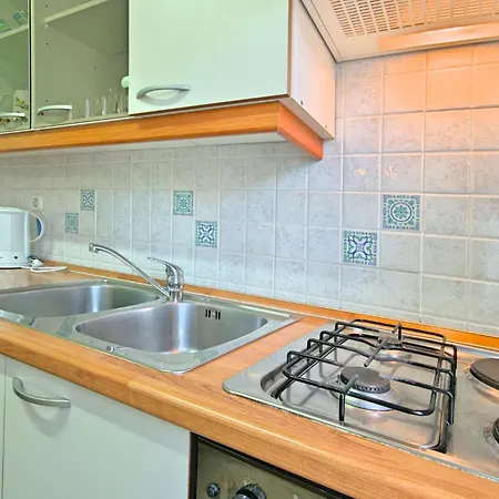 Sunny Coastal Escape With Shared Garden Apartament Umag