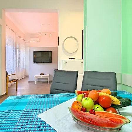 Sunny Coastal Escape With Shared Garden شقة