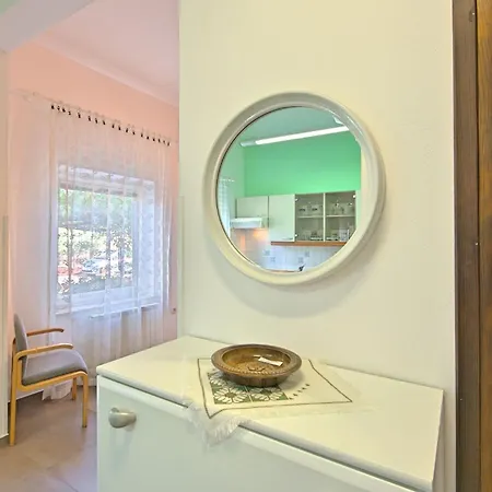 Apartament Sunny Coastal Escape With Shared Garden