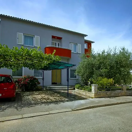 Sunny Coastal Escape With Shared Garden Apartament Umag